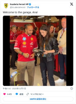 アナ・デ・アルマス、フェラーリのガレージを訪問　※「スクーデリア・フェラーリ」Ｘ