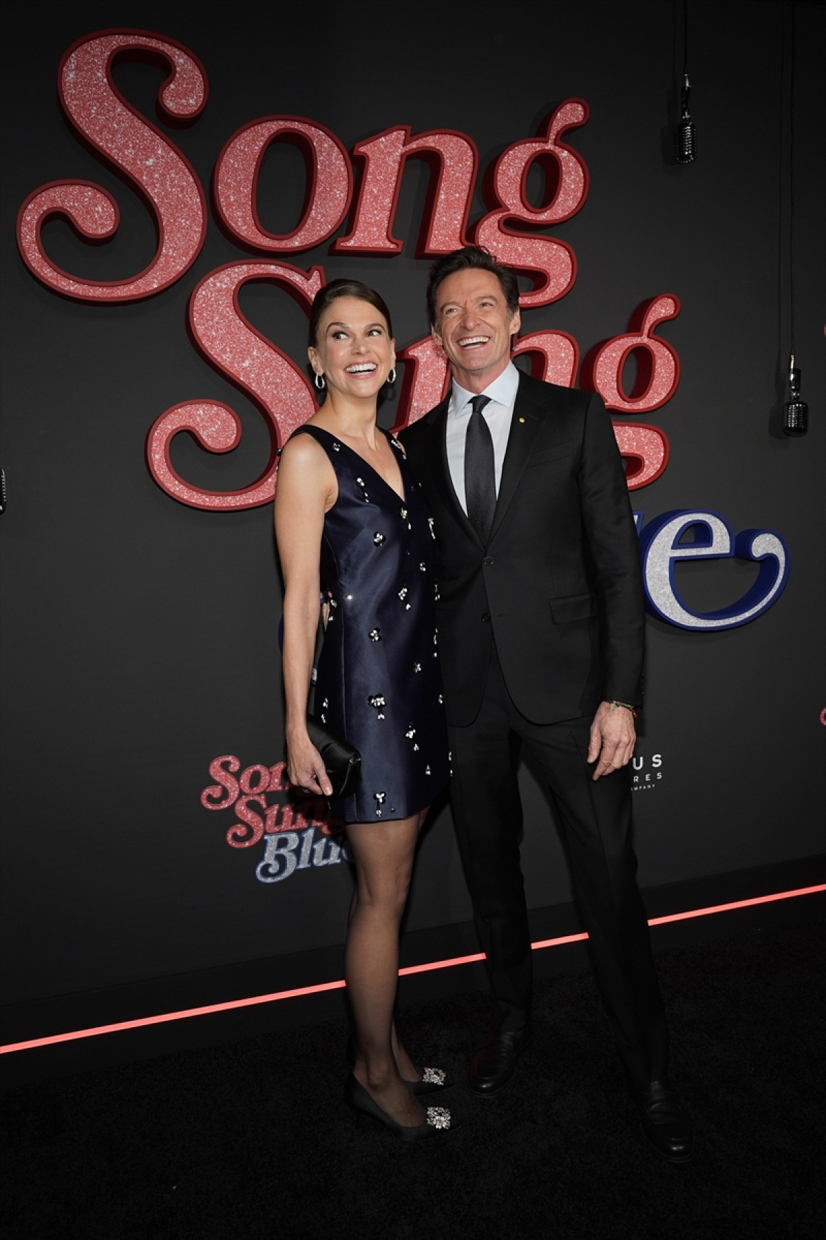 順調交際のヒュー・ジャックマン＆サットン・フォスター、レッドカーペットにそろって登場＆弾ける笑顔