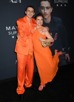 ティモシー・シャラメ、今度は母とオレンジコーデ