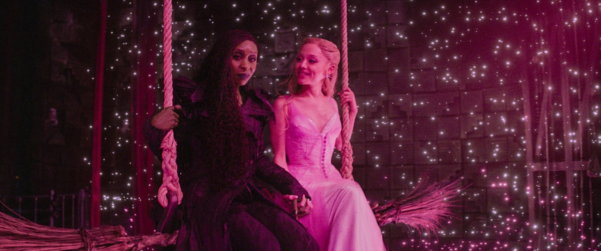 『ウィキッド 永遠の約束』ふたりの魔女の選択が、世界の運命を永遠に変える――壮大ドラマ切り取る場面写真一挙解禁