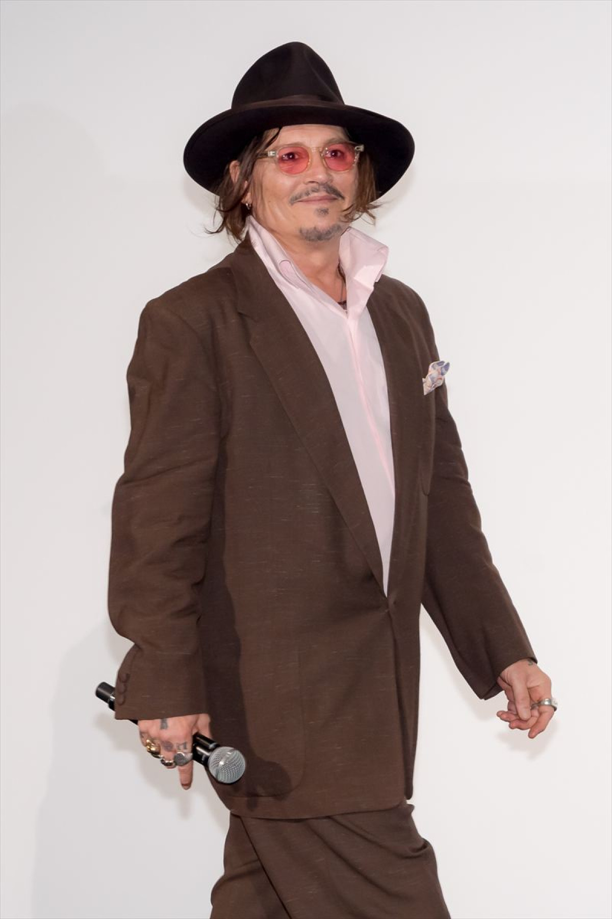 ジョニー・デップ、8年半ぶりの来日で「今度はもっと早く日本に戻ってきたい」　赤西仁がサプライズで登場