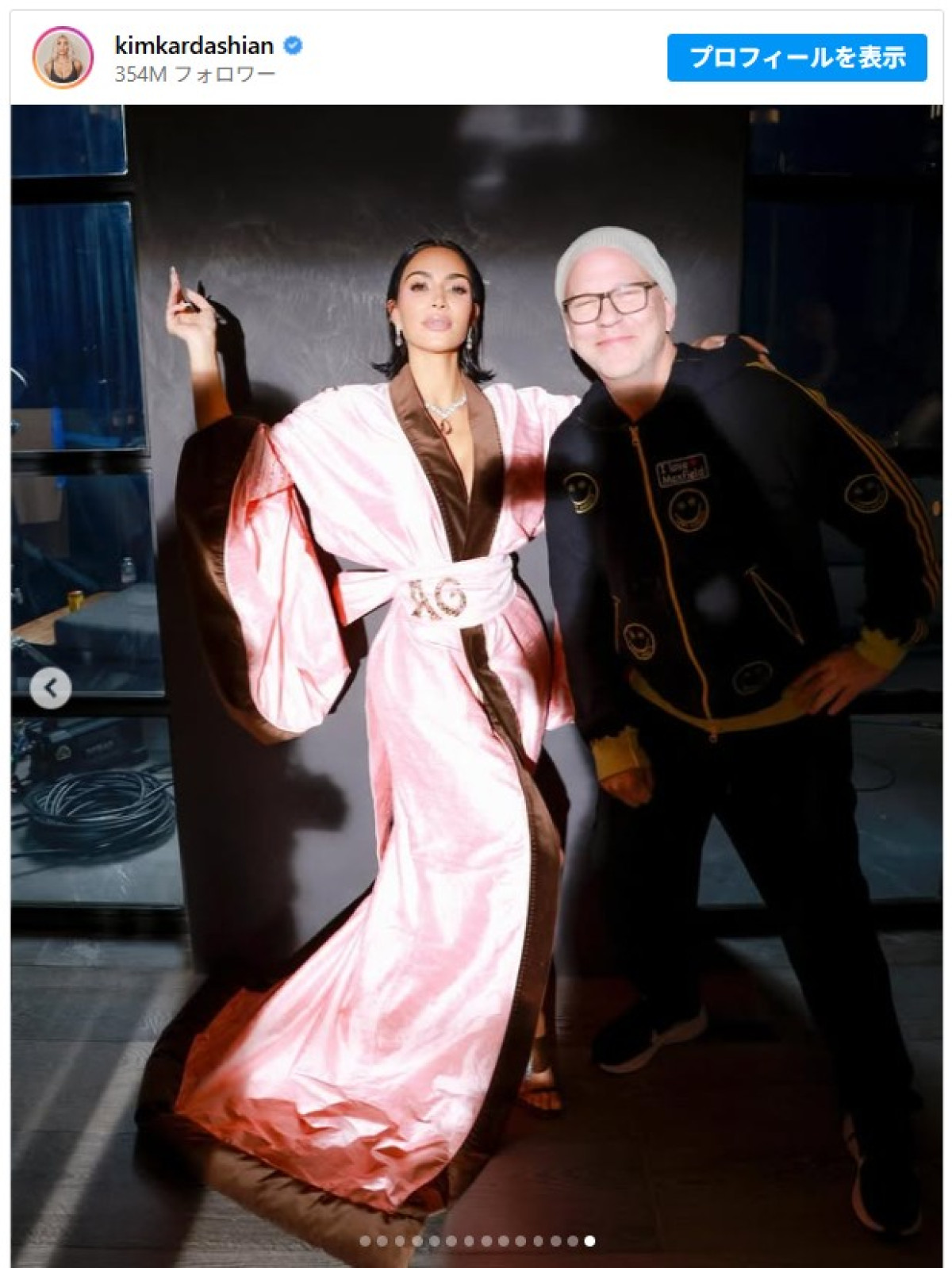 キム・カーダシアンが着物風ドレスを披露　6年前に文化の盗用で批判も