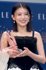 出口夏希、『ELLE CINEMA AWARDS 2025』授賞式に登場