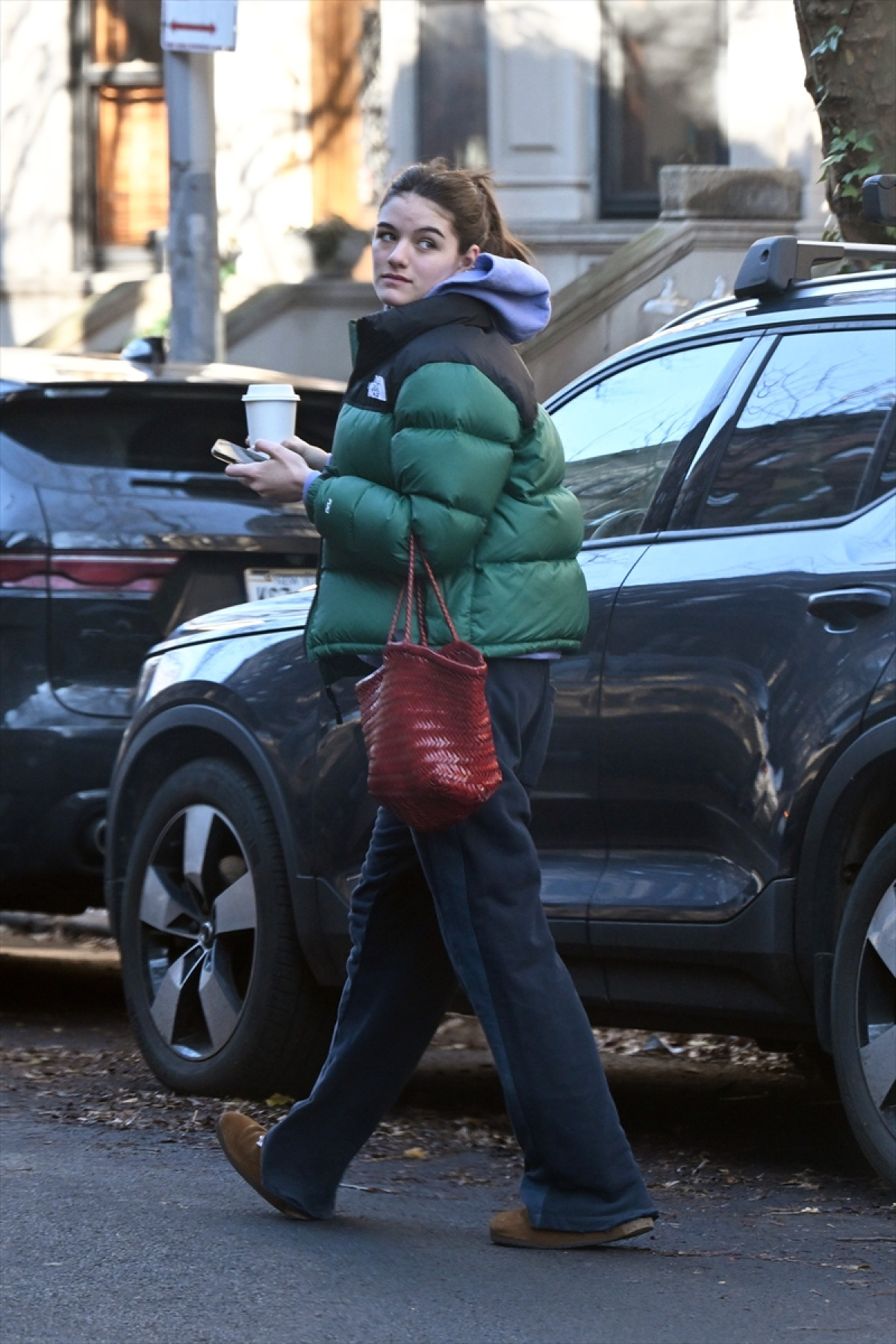 トム・クルーズの19歳の娘スリ、母ケイティ・ホームズのいるNYにクリスマス休暇で帰省中