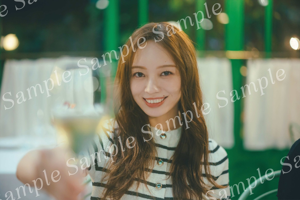 「梅澤美波2nd写真集」発売記念YouTube生配信での予約特典：折り目なしB3ポスター絵柄