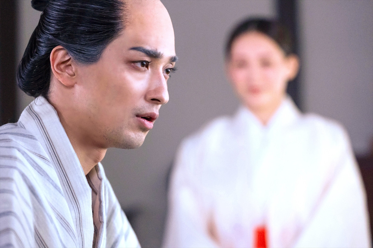 綾瀬はるか、『べらぼう』最終回に登場！　巫女姿で蔦重に“死のお告げ”