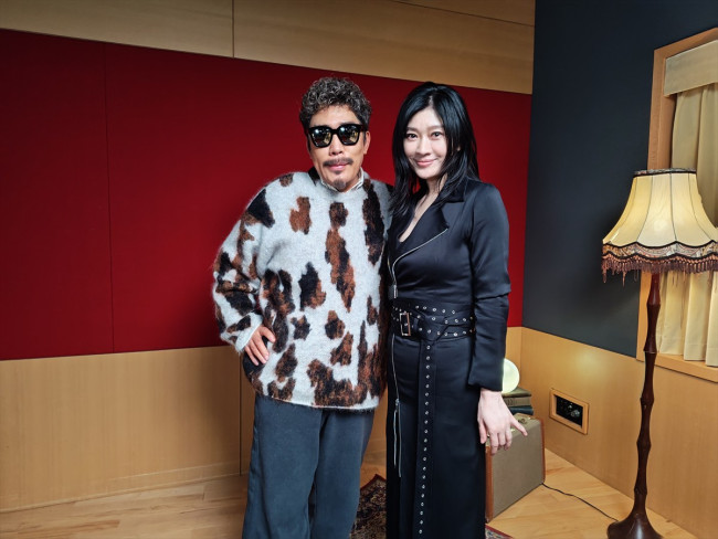 ドラマ『パンチドランク・ウーマン ‐脱獄まであと××日‐』（左から）鈴木雅之、篠原涼子