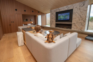 箱根に“全室温泉付きドッグフレンドリーホテル”誕生! 愛犬と食事が楽しめるダイニングも併設