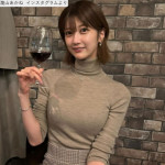 171cm“人気ABEMAアナウンサー”、タイトなニット姿が「スタイル抜群」「美しすぎる」　ミニスカも履きこなす