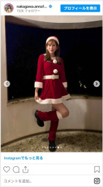 中川安奈、抜群スタイル際立つサンタコス　※「中川安奈」インスタグラム
