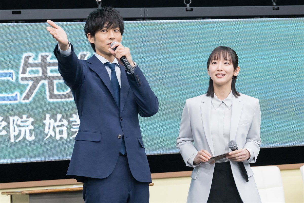 松坂桃李＆吉岡里帆、生徒役・奥平大兼の暴露に「見られてる（笑）」「恥ずかしい」
