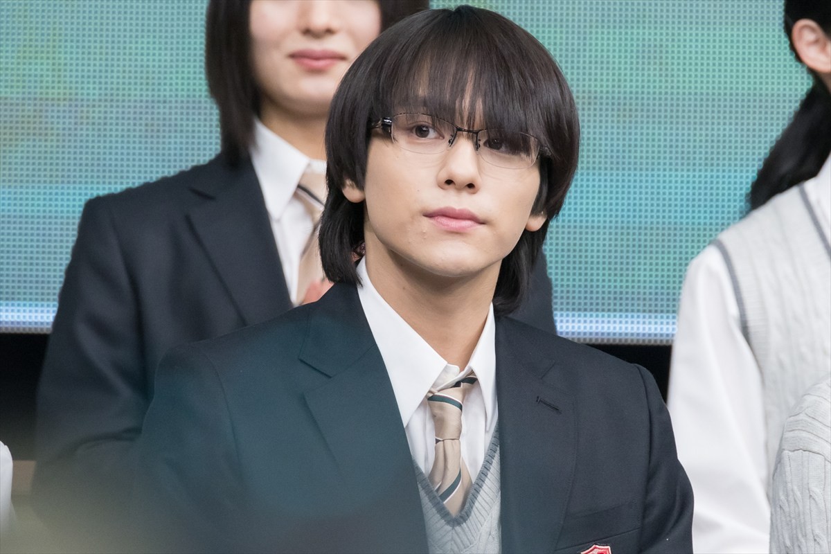 松坂桃李＆吉岡里帆、生徒役・奥平大兼の暴露に「見られてる（笑）」「恥ずかしい」