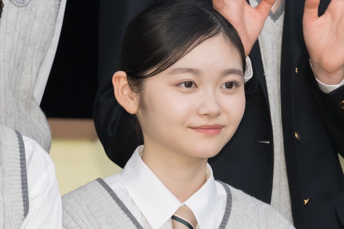 松坂桃李＆吉岡里帆、生徒役・奥平大兼の暴露に「見られてる（笑）」「恥ずかしい」