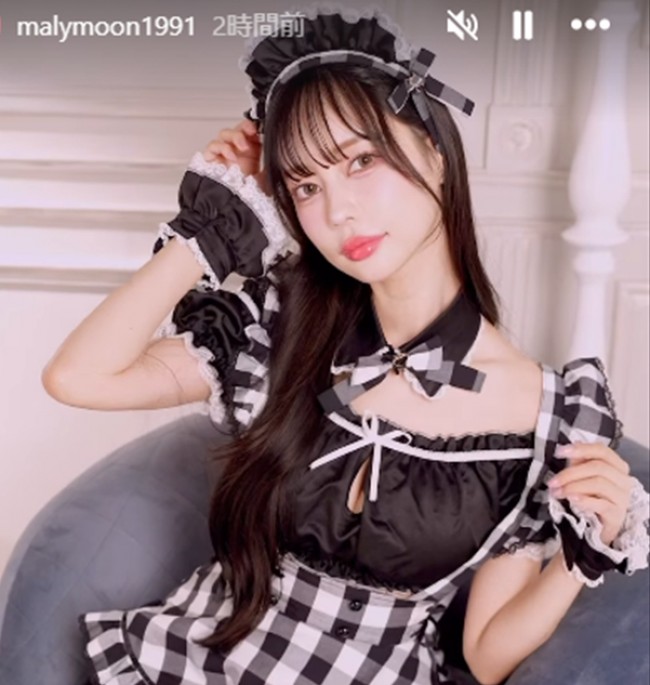 中村里砂、モデルショット　※「Malymoon」インスタグラム