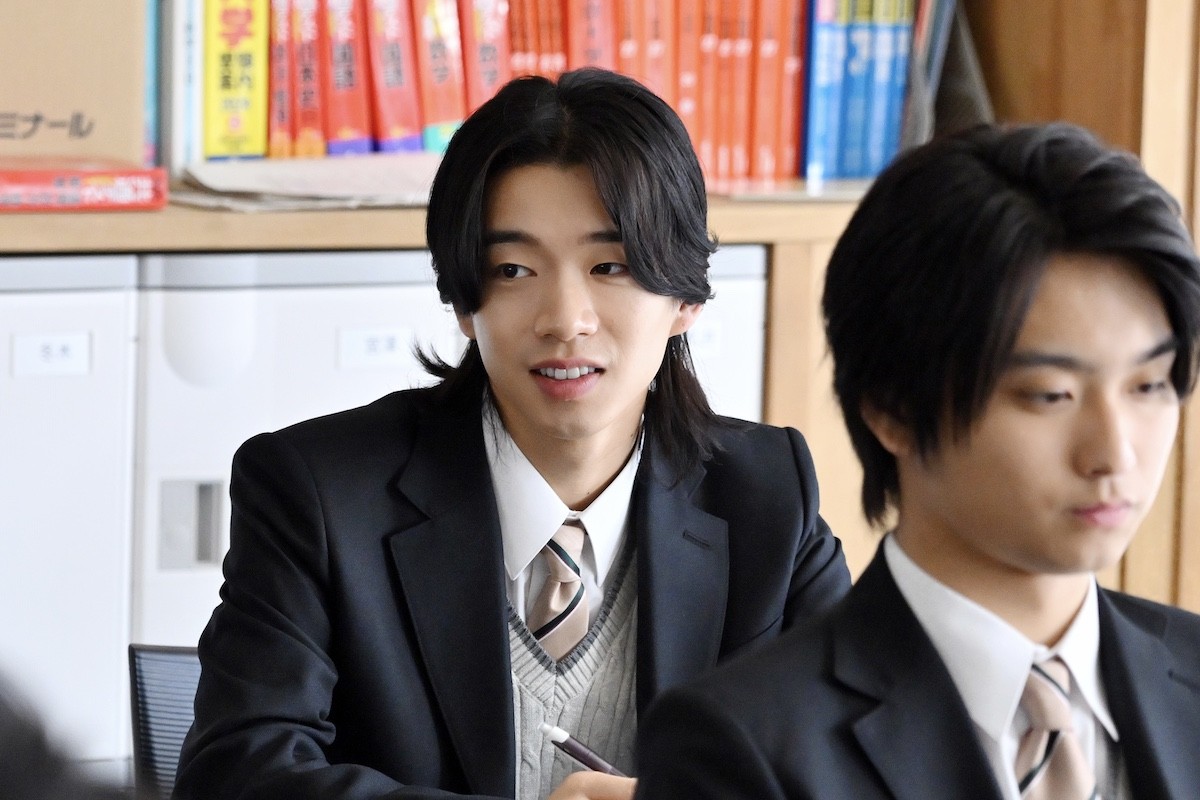 『御上先生』第2話　“御上”松坂桃李、“神崎”奥平大兼による不倫記事について生徒たちに討論させる
