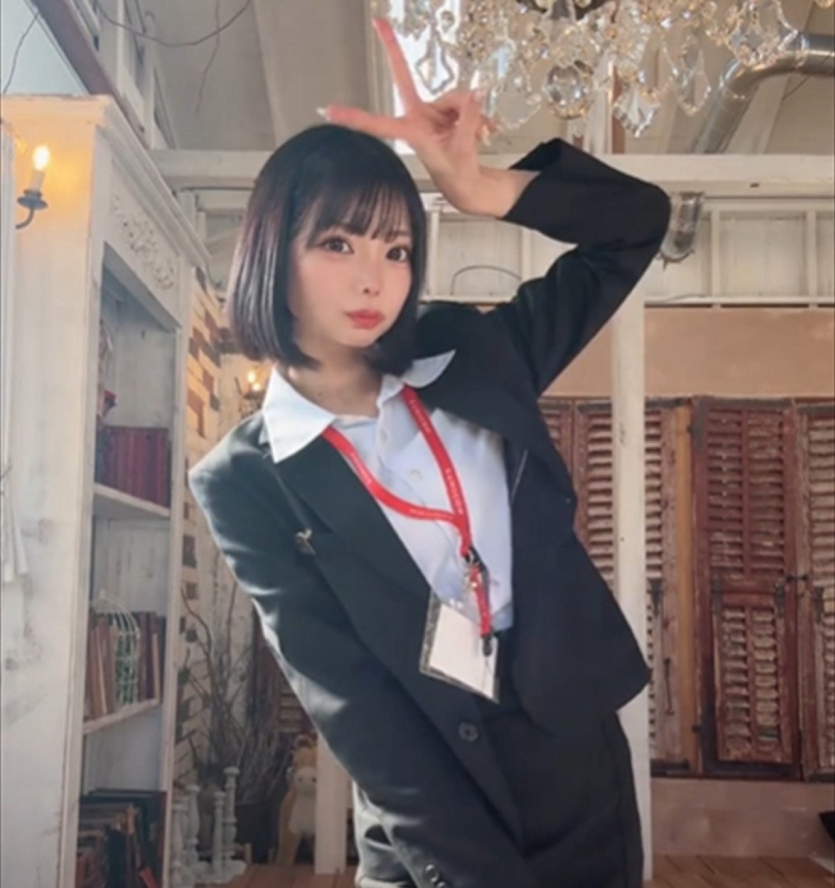 米倉みゆ、スーツ姿　※「米倉みゆ」インスタグラム