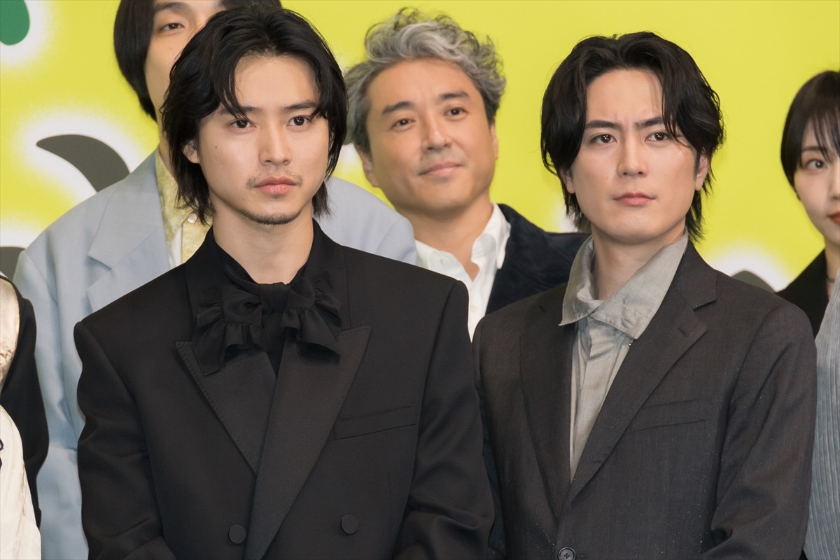 山崎賢人、“余裕”のアクションシーンに岡山天音が不満顔「めちゃめちゃかっこよくて、いらつきました（笑）」
