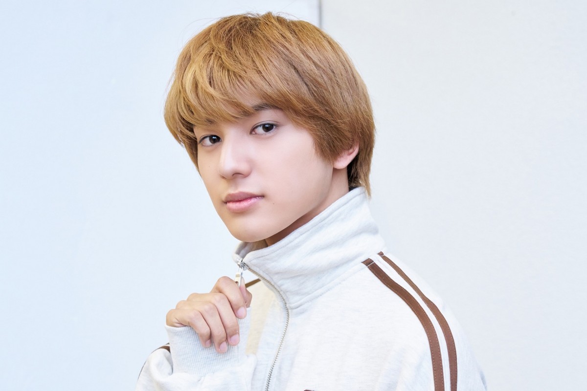 荒木飛羽、“美少女顔”男子役でラブコメ初主演　『おとなりコンプレックス』実写ドラマ化　ヒロインは瑚々