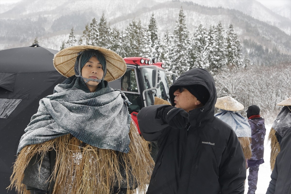 松坂桃李「映画の神様に愛された現場」　『雪の花』名匠・小泉堯史監督とキャストのメイキングカット公開