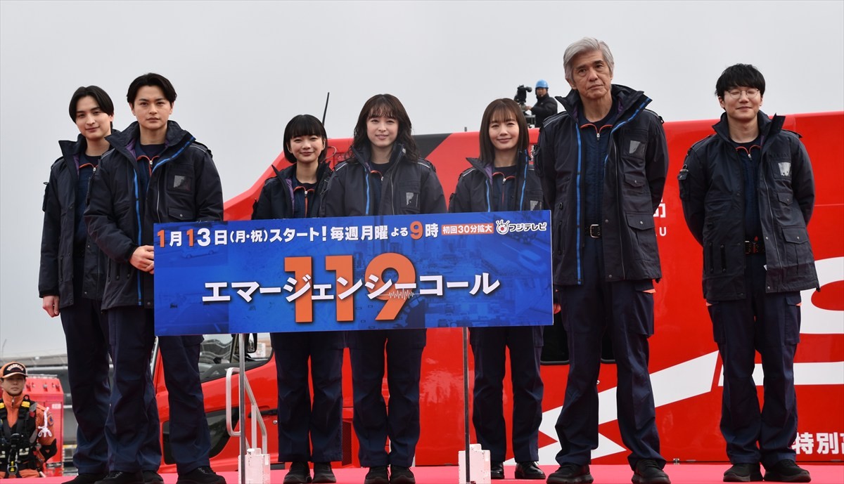 清野菜名、瀬戸康史、佐藤浩市らが消防局の出初式にサプライズ登場！　ドラマ『１１９エマージェンシーコール』をアピール