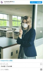 映画『アンダーニンジャ』のオフショットの制服姿を披露する白石麻衣　※「白石麻衣」インスタグラム