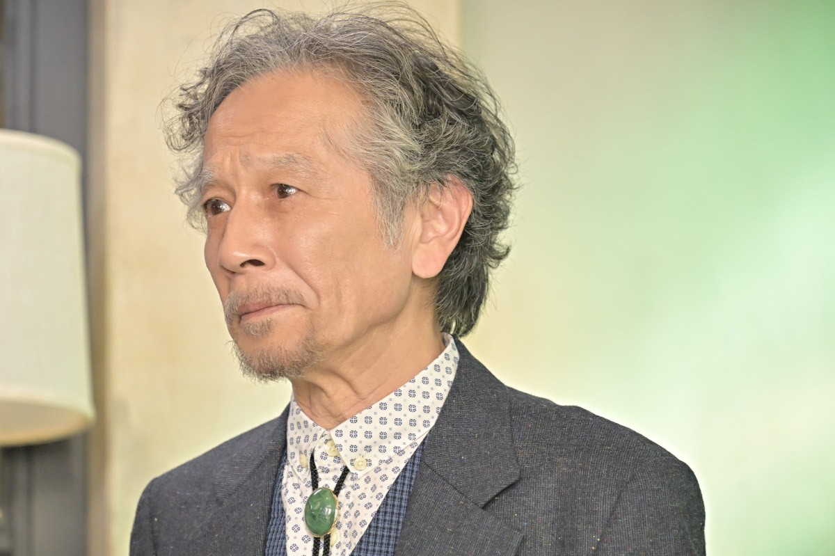 『クジャクのダンス、誰が見た?』、現在と過去——2つの事件を追う協力者で演劇界の名俳優・間宮啓行の出演決定