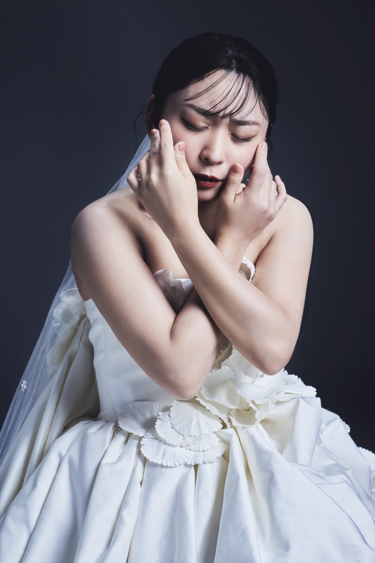 アンゴラ村長、『ゼクシィ』4月号で大人かわいい花嫁に大変身！　結婚願望は超具体的？