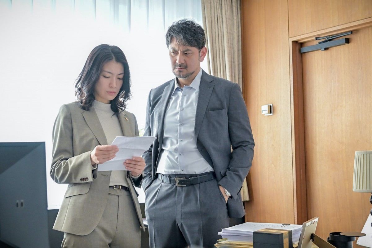 『クジャクのダンス、誰が見た？』謎のカラビナ男が第1話に続いて登場　ネット騒然「何者！？」「やけにイケボ」