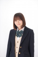 ドラマ『霧尾ファンクラブ』に出演する莉子