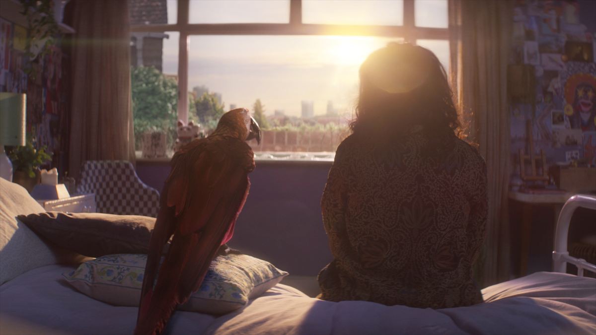A24『終わりの鳥』世にも奇妙な鳥“デス”が余命わずかな少女のもとに――新場面写真公開