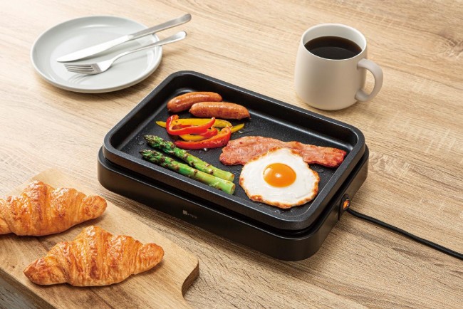 ニトリ“立てて収納できるホットプレート”が超便利！　1人暮らしにぴったりな「ミニ」登場