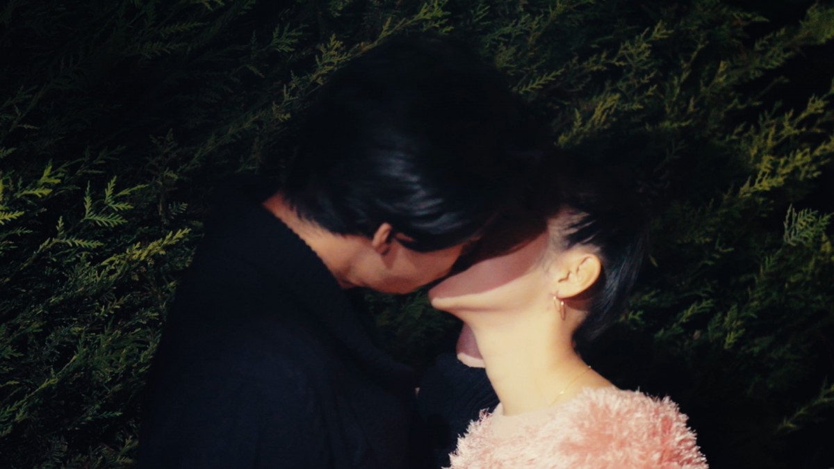 5代目バチェラー、ショーダンサー美女に密着されデレデレ「すごいドキドキする」