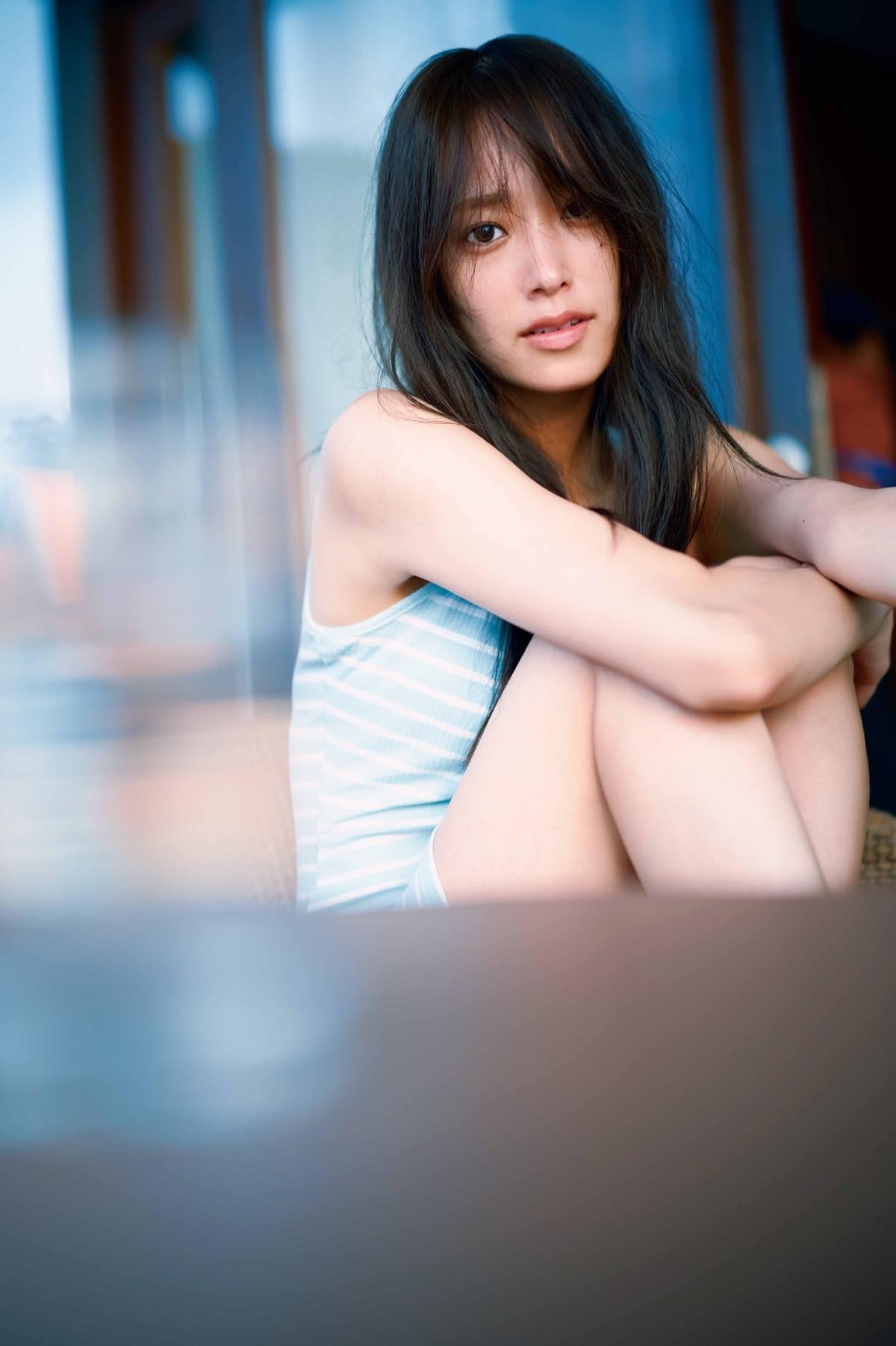 日向坂46・佐々木久美、美しい鎖骨にも注目！　1st写真集より水着カット公開