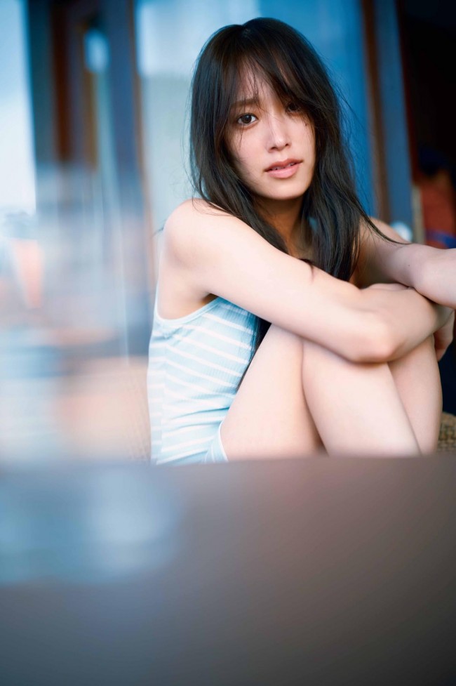 写真）日向坂46・佐々木久美1st写真集、裏表紙＆秋元康による帯文が