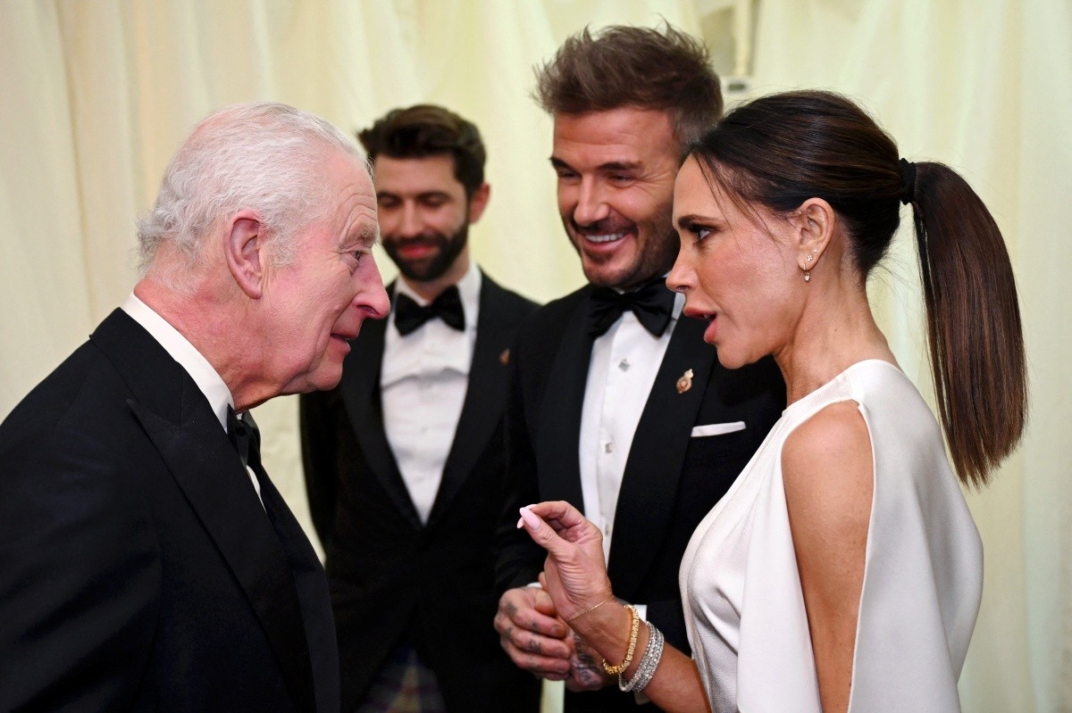 デヴィッド&ヴィクトリア・ベッカム夫妻、ウェディング風ルックでチャールズ国王主催ディナーに出席