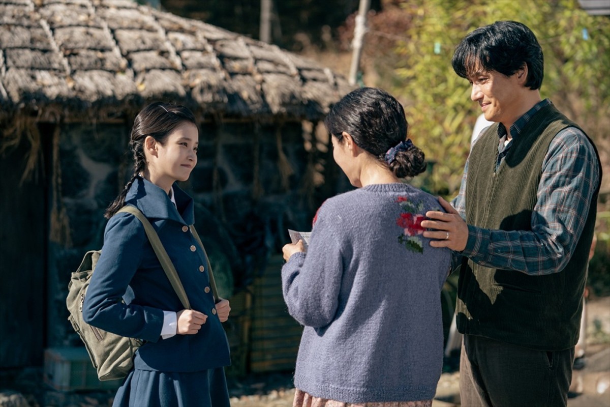 IU×パク・ボゴム『おつかれさま』、愛にあふれる人生の軌跡を映し出した最新予告解禁　“夏”を感じるキーアートも！