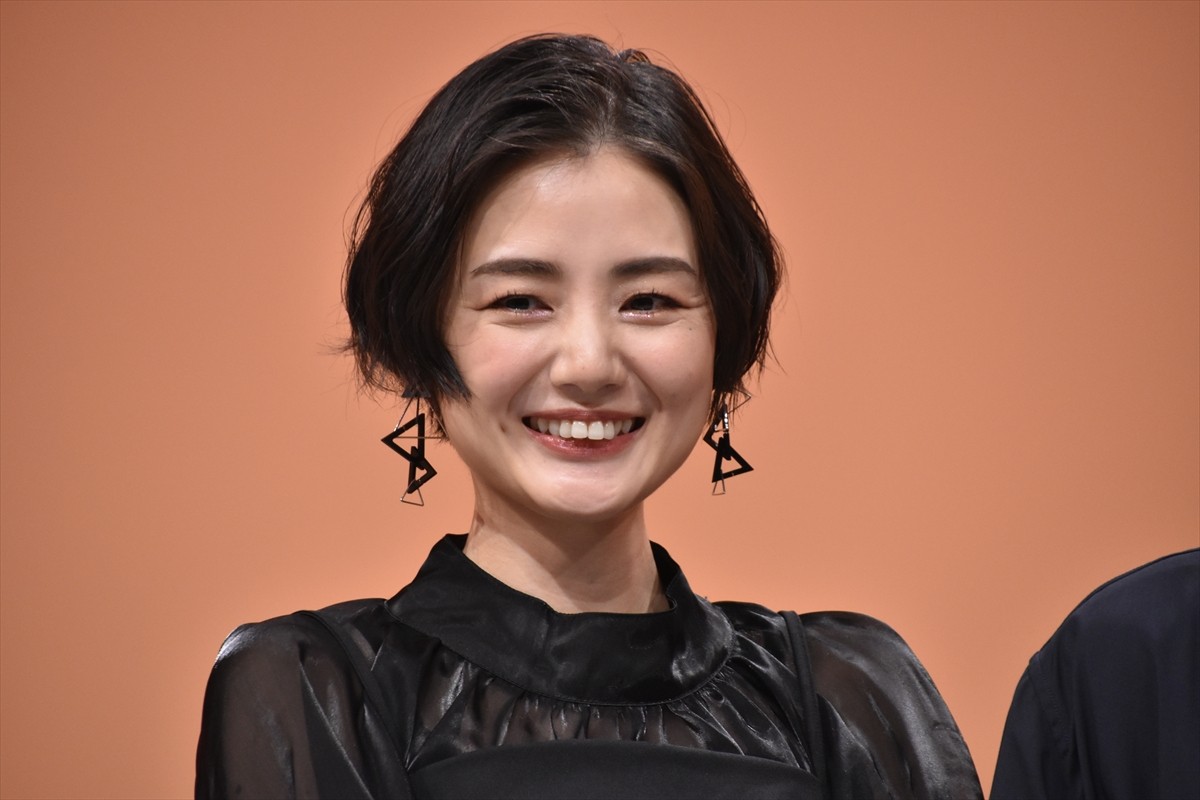 松村沙友理、駒木根葵汰の“距離感バグ”にキュン！　壁ドンシーンも「理想だった」