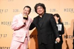 映画『ミッキー17』ジャパンプレミアより（左から）とにかく明るい安村、ポン・ジュノ監督