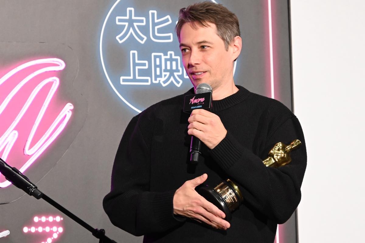 アカデミー賞5冠『ANORA アノーラ』ショーン・ベイカー監督来日　憧れの梶芽衣子とハグ