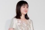 映画『お嬢と番犬くん』の公開記念舞台あいさつに登壇した福本莉子