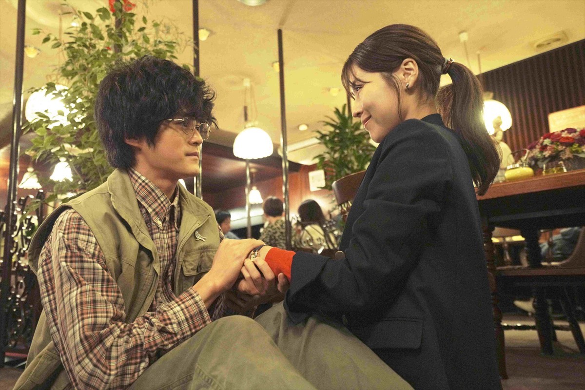 鈴鹿央士、色黒＆爆発ヘアの“クセつよ”キャラに  『花まんま』婚約者・有村架純のために奮闘する姿に注目
