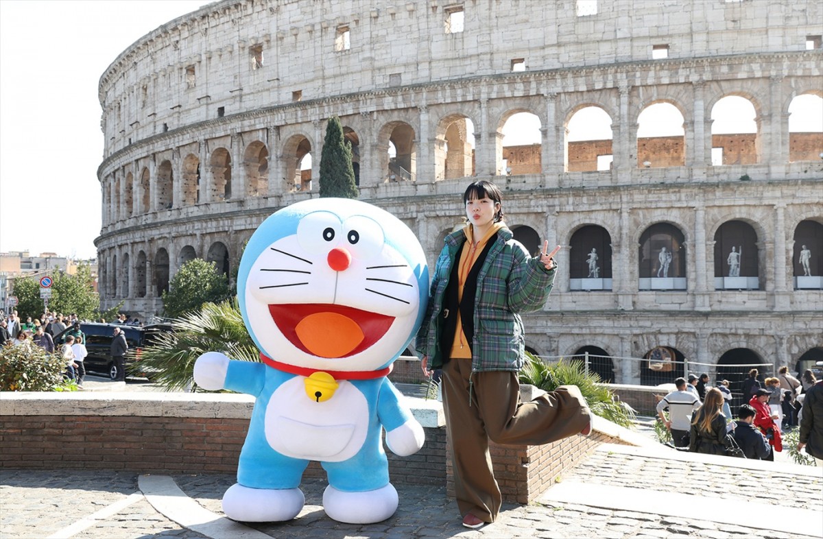 あいみょん、『映画ドラえもん のび太の絵世界物語』のモデルになったイタリアに降臨！　ドラえもんとローマを満喫