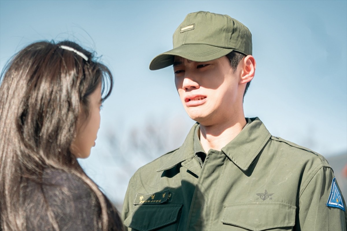 IU×パク・ボゴム『おつかれさま』、愛にあふれる人生の軌跡を映し出した最新予告解禁　“夏”を感じるキーアートも！