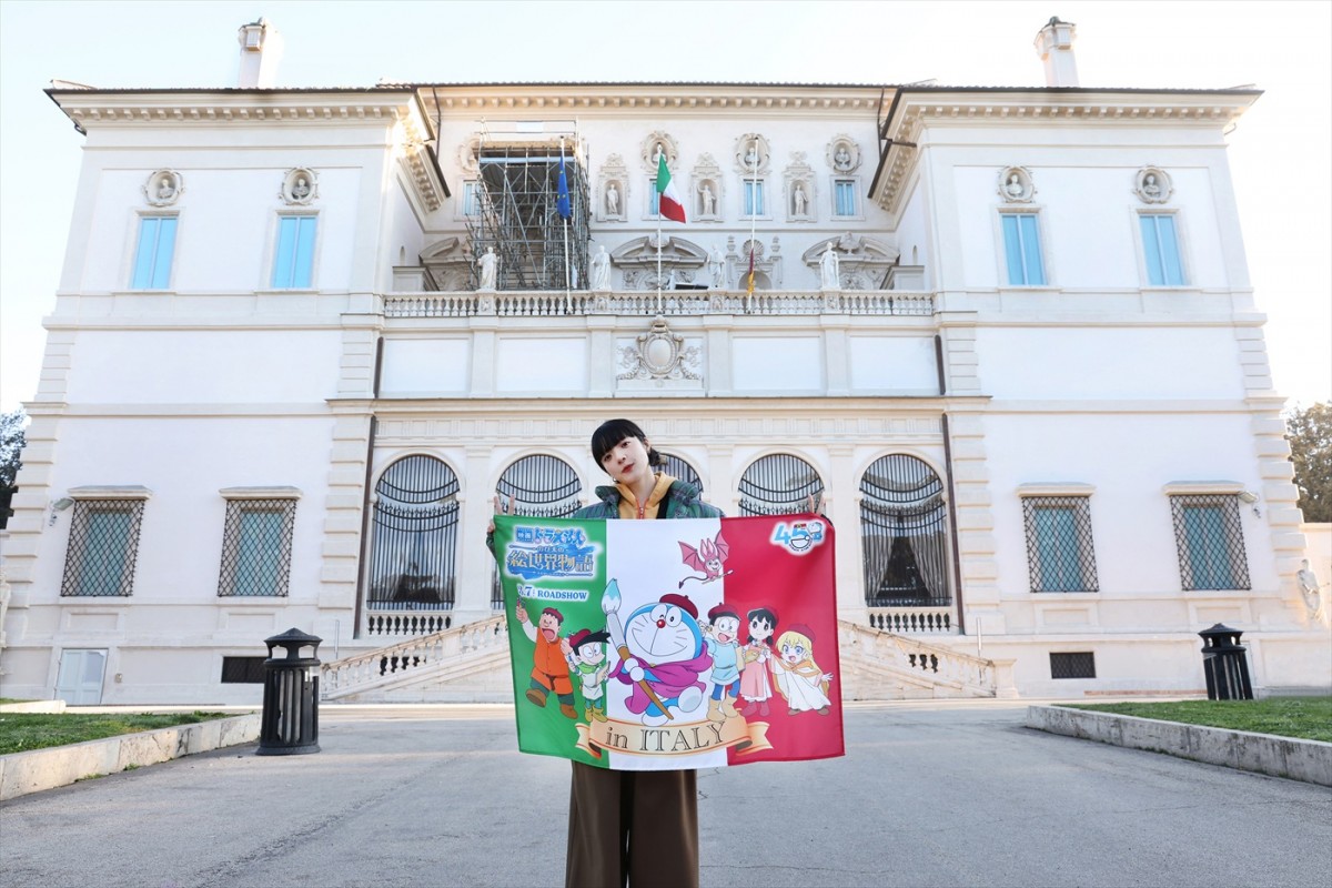 あいみょん、『映画ドラえもん のび太の絵世界物語』のモデルになったイタリアに降臨！　ドラえもんとローマを満喫