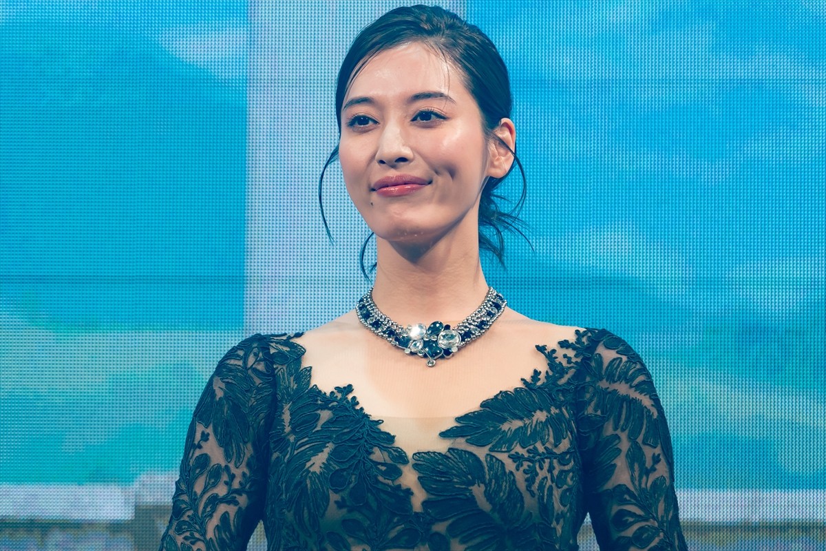 吉柳咲良、伸びやかな歌声で『白雪姫』劇中歌を生歌唱　作品の見どころを明かす