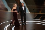 第97回アカデミー賞授賞式にプレゼンターとして登場したメグ・ライアン＆ビリー・クリスタル