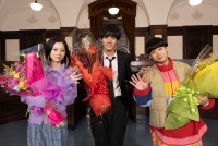 ドラマ『相続探偵』クランアップを迎えた（左から）桜田ひより、赤楚衛二、矢本悠馬