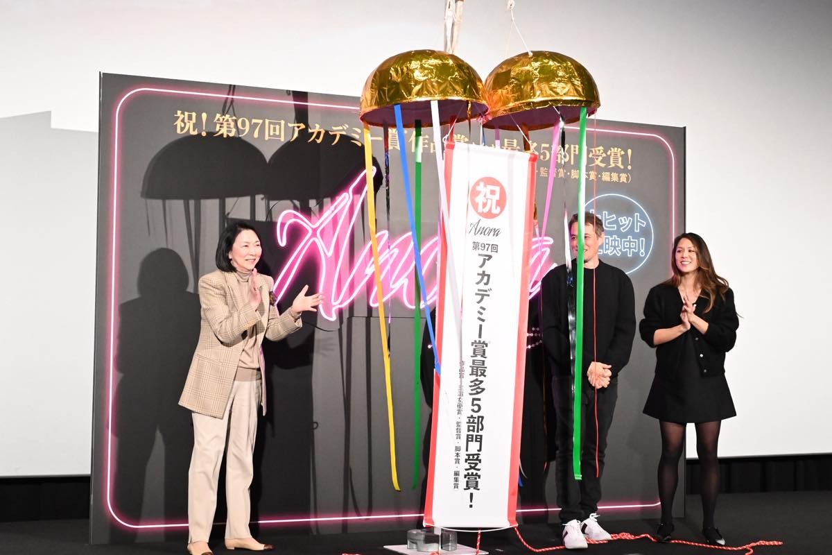 アカデミー賞5冠『ANORA アノーラ』ショーン・ベイカー監督来日　憧れの梶芽衣子とハグ