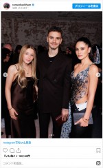 母ヴィクトリアのブランドのショーにて　※「ロメオ・ベッカム」インスタグラム