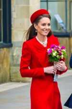 キャサリン妃、エリザベス女王のネックレスを纏い、2年ぶりにコモンウェルス・デーの式典に出席